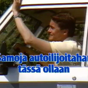 Mies vilkuttaa auton ikkunasta tietoiskussa