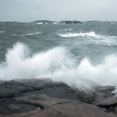 Vågor slår mot strandstenar i Hangö den den 10 december 2014.