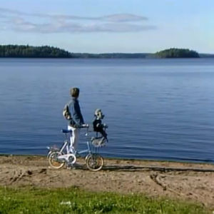 Ransu ja Pekka polkupyörällä rannalla