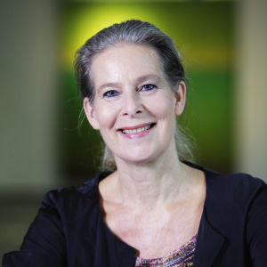 Vaccineringsexperten Hanna Nohynek tycker att de som tillhör riskgrupper ska tillsammans med sin läkare diskutera eventuell vaccinering. Porträtt av Hanna Nohynek.