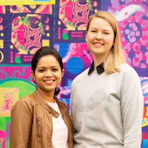 Ett mentorspar från Luckans integrationsprogram FIKA. En kvinna med utländsk bakgrund och en kvinna från Finland. 