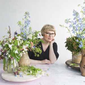 Blomsterkonstnären Kreetta Järvenpää fotograferar blomsterarrangemang och ordnar workshops kring blommor. kreetta järvenpää