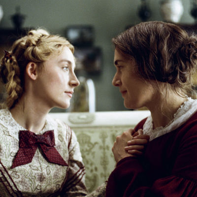 Charlotte (Saoirse Ronan) och Mary Anning (Kate Winslet) sitter mittemot varann och ser varandra djupt i ögonen.