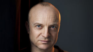 I Jonas Gardells senaste bok iscensätter han sin egen död. Den unga och lovande författaren kör ut och dör endast 35 år gammal. Jonas Gardell