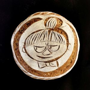 Mia Nyberg hittar inspiration till mönster lite överallt. Här har Muminvärlden inspirerat henne. Ett surdegsbröd med dekoration av Lilla My.