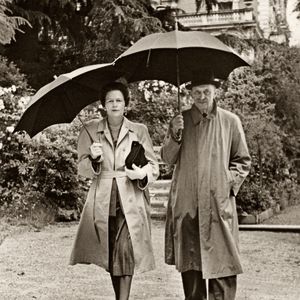Calle Wallenberg blev Mannerheims sista kärlek. De träffades strax efter kriget och förblev ett par fram till marskalkens död. Här på promenad i ett regnigt Monte Carlo.