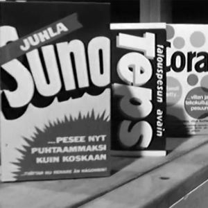 Pesuainepaketteja liukuhihnalla (1968)
