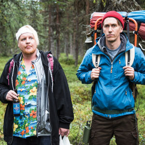 Kämäräinen och Janne mitt i skogen.
