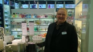 Outi Blomqvist jobbar på Stockmann - (Copyright: Felicia Aminoff) Outi Blomqvist jobbar på Stockmann