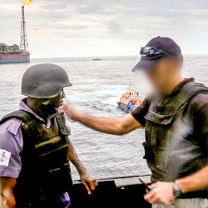 Kidnappauksista on Afrikassa tullut liiketoimintaa. Väkivaltaiset merirosvoryhmät hyökkäävät öljynporauslautoille.