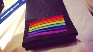 Polisen i London har regnbågsflaggan på sin uniform. Polisen i London har regnbågsflaggan på sin uniform.