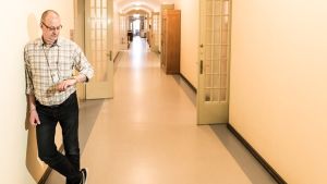 VR:s punktlighetskoordinator Egon Blomqvist håller koll på tiden. Vr:s punklighetskoordinator Egon Blomqvist tittar på klockan