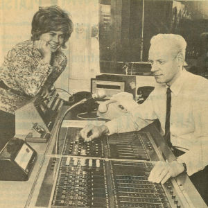 Gia Mellin-Kranck och tekniker Stig Malmberg. Gia Mellin och Stig Malmberg i Borgåstudion, Borgåbladet 30.9.1971.