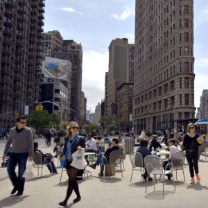 New Yorkin Broadwayn varrella aukiot täyttyivät jalankulkijoista, kun autot pakotettiin väistymään. Madison Square New Yorkissa