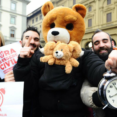 Demonstranter i Florens visade upp en väckarklocka för att uppmana politikerna att skynda på lagen för samkönade partnerskap och kräva fler rättigheter för sexuella minoriteter.