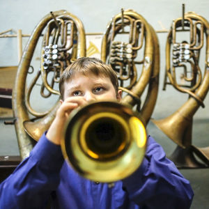 Pojke spelar bläckblås i dokumentären Dixieland.