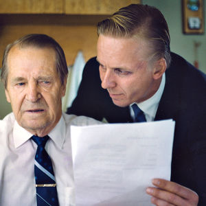 Veikko Aaltosen ohjaama Juoksuhaudantie on tarina suomalaisesta unelmasta ja pakkomielteen riivaamasta miehestä.