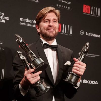 Regissören Ruben Östlund mottar EFA-pris i Berlin. 