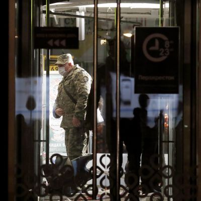Poliisi tutkimassa räjähdyspaikkaa Pietarissa keskiviikkona.