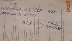 Också postiljonen som kör ut post längs Solbergvägen tröttnade på groparna längs vägen. Hen lämnade ett meddelande i en av postlådorna längs vägen. Lapp med texten: "Kan någon försöka laga groparna i vägen. Hälsningar Postiljonen."