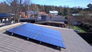 Solceller smälter bra in i miljön. Ju svartare tak - desto "osynligare" är solcellerna. solpanel
