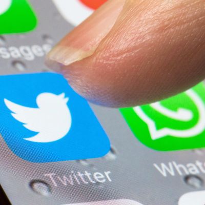 twitter logo ja sormi