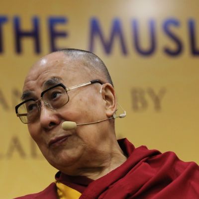 Dalai Lama kuvattuna konferenssissa New Delhissä 15.6.2019.