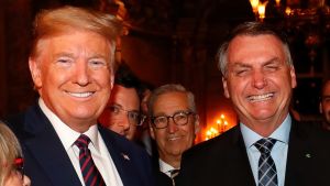 Brasiliens president Jair Bolsonaro, hans pressekreterare Fabio Wajngarten och President Donald Trump vid Trumps fritidsbostad i Mar-a-Lago, Palm Beach, USA den 7 mars 2020. Brasiliens president Jair Bolsonaro, hans pressekreterare Fabio Wajngarten och President Donald Trump vid Trumps fritidsbostad i Mar-a-Lago, Palm Beach, USA den 7 mars 2020 March 2020.