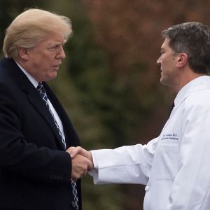 Trump skakar hand med Vita husets läkare Ronny Jackson. Trump skakar hand med Vita husets läkare Ronny Jackson.