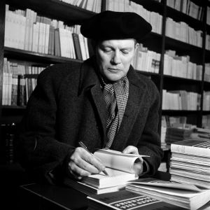 Harry Martinson skriver dedikationer i Vägen till Klockrike (1948) Harry Martinson skriver dedikationer i Vägen till Klockrike (1948)