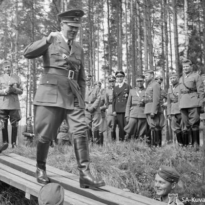 Adolf Hitler kävelee lankkusillan päällä.