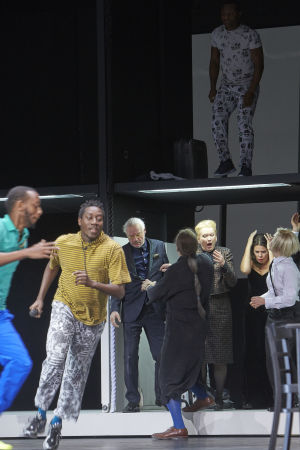 Michael Sengazo, Patrick Joseph, Michael Wittenborn, Charly Hübner, Rosemary Hardy, Julia Wieningerm och Kathrin Wehlisch i Schiff der Träume. Scen ur föreställningen Schiff der Träume.