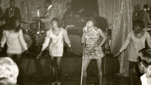 Tina Turner med The Ikettes på en klubbspelning i Los Angeles år 1968 Tina Turner med The Ikettes på en klubbspelning i Los Angeles år 1968