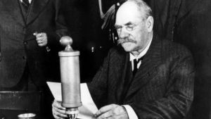 Presidentti Svinhufvud pitää radiopuheen (1936).