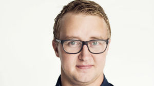 Jonathan Björkskog menar att det är svårt att alltid lyckas rikta reklamen helt rätt. En porträttbild av jonathan björkskog. Han har en cardigan, en skjorta och glasögon.