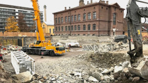 Byggarbeten. Bilden föreställer byggnadsarbetet vid flickiskvarteret i Vasa. En lyftkran och en grävskopa kan skymtas
