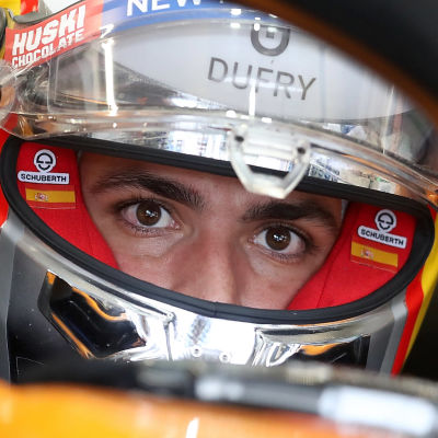 Carlos Sainz sitter i sin McLaren med visiret upp.