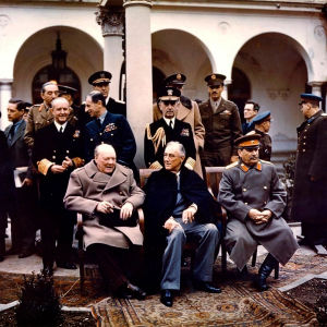 Ledarna Churchill, Roosevelt och Stalin sitter brevid varandra. 