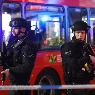Aseistettuja poliiseja Oxford Streetilla perjantai-iltana.