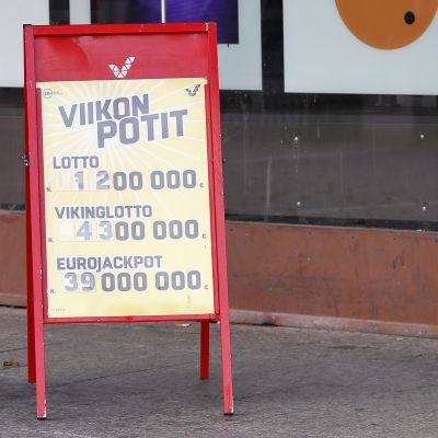 veikkauksen kyltti kaupank edessä