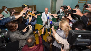 Aleksej Navalnyj ligger i koma på ett sjukhus i Omsk där läkaren Anatoly Kalinitjenko hävdar att det ännu är för farligt att transportera honom till ett sjukhus utomlands. Aleksej Navalnyj ligger i koma på ett sjukhus i Omsk där läkaren Anatoly Kalinitjenko hävdar att det ännu är för farligt att transportera honom till ett sjukhus utomlands.