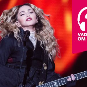 Madonna blundar och spelar elgitarr.