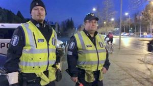 Trafikpoliserna Ari Jussila och Juha Husari från Österbottens polisinrättning övervakar morgontrafiken. Trafikpoliserna Ari Jussila och Juha Husari från Österbottens polisinrättning övervakar morgontrafiken.
