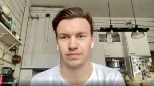Jockum Lundsten är VTS-operatör på Fintraffic. Jockum Lundsten jobbar på VTS sitter i sitt kök.
