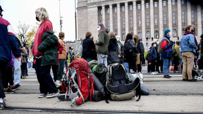 Demonstranter och deras ryggsäckar på Mannerheimvägen.