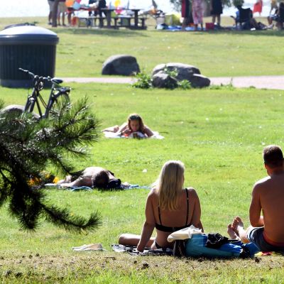 Ihmisiä nauttimassa aurinkoisesta säästä Helsingissä 15. elokuuta