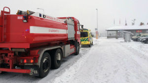 En del av räddningsfordonen som hade larmats till platsen behövdes inte vid branden utan ställde sg i beredskap utanför Terrafames port. Räddningsfordon utanför Terrafame i Sotkamo.