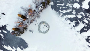 Janne Käpylehtos första iskarusell i Lojo hade en diameter på tolv meter. Nu planerar han större karuseller med restaurang och scen. En bild över en sjö där en rund cirkel har sågats ut ur isen.