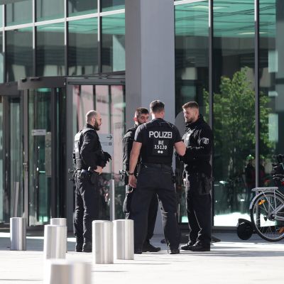Poliisit partioivat Charité -sairaalan edustalla 7. syyskuuta.