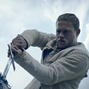 Arthur på väg att dra det förtrollade svärdet ur stenen.